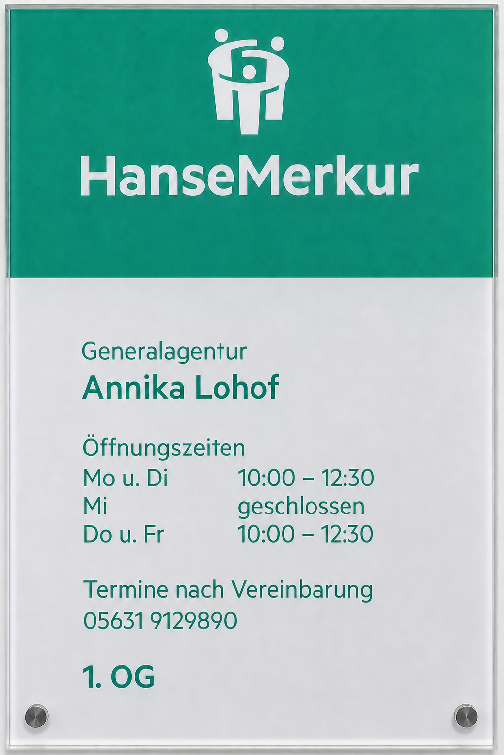 Türschild der HanseMerkur Generalagentur Annika Lohof in Korbach mit Öffnungszeiten
